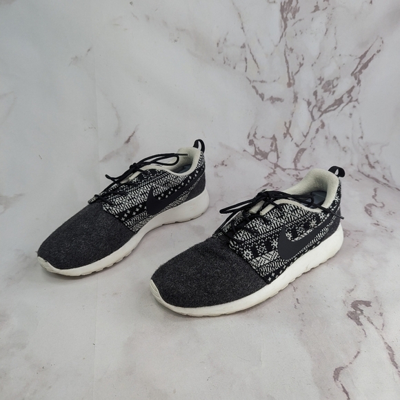 Nike Roshe Run Women 10 Gray Black Tribal Shoe Sneaker Felted Wool 685286-001 - Picture 5 of 12